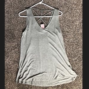 Flowy crossback tank